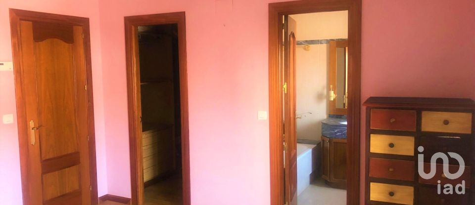 Cottage 4 bedrooms of 245 m² in Trobajo del Camino (24010)