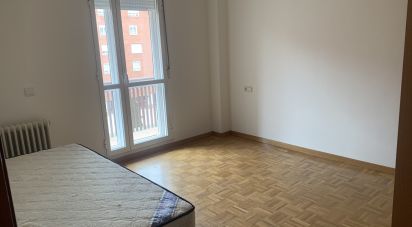 Pis 3 habitacions de 107 m² a León (24008)