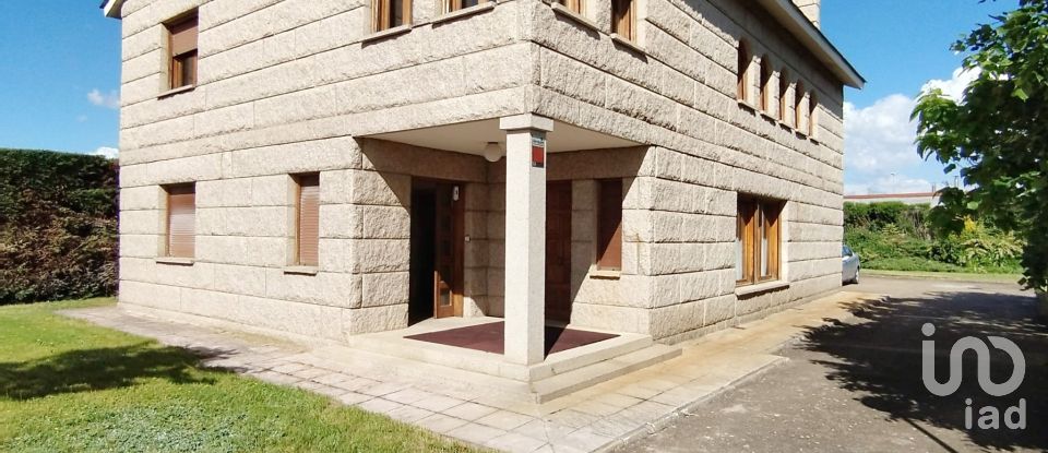 Xalet 4 habitacions de 350 m² a Navatejera (24193)