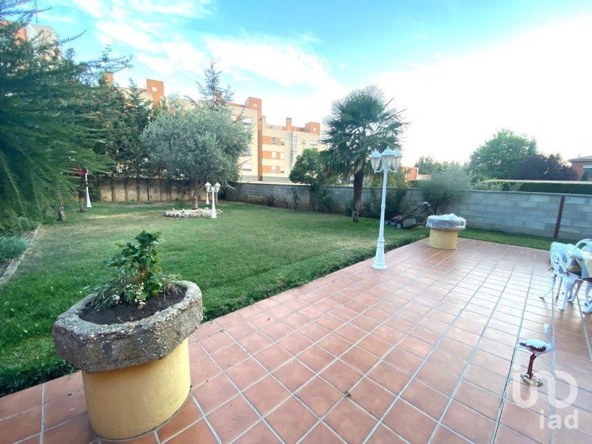 Casa 4 habitacions de 325 m² a León (24008)