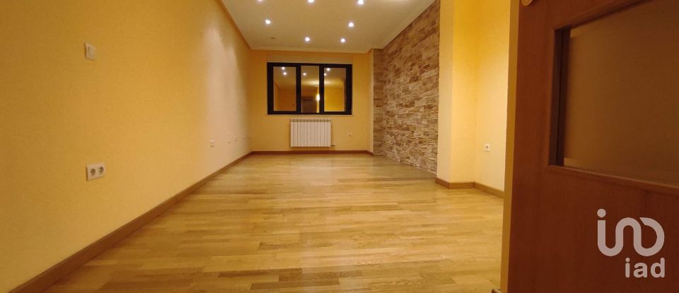 Pis 3 habitacions de 79 m² a Villares de la Reina (37184)