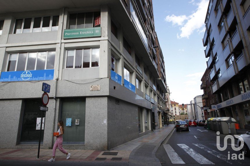 Retail property of 182 m² in León (24003)