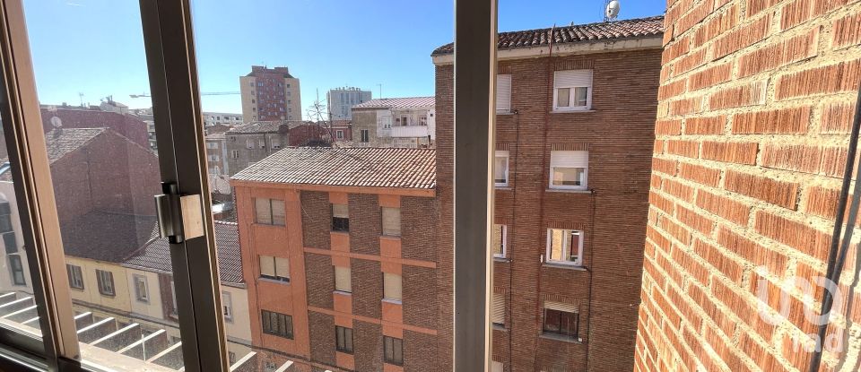 Pis 3 habitacions de 95 m² a León (24005)