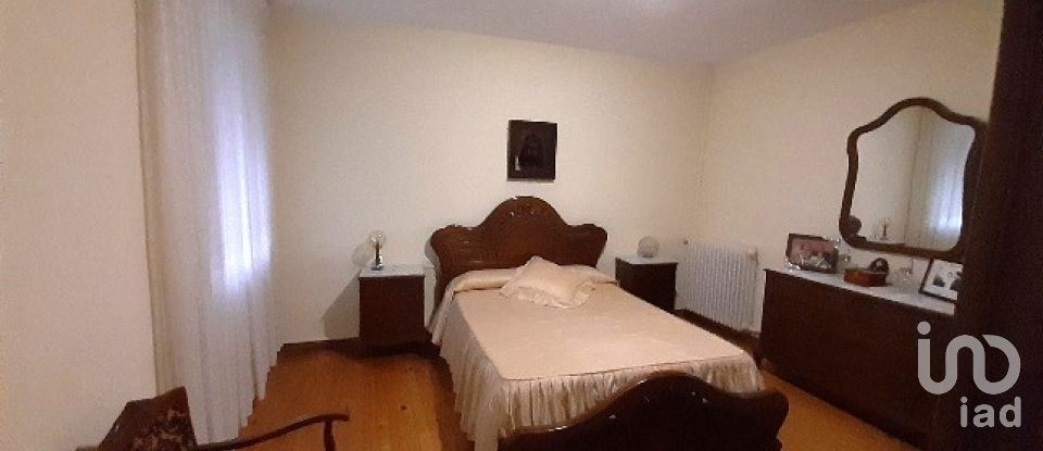 House 4 bedrooms of 244 m² in La Bañeza (24750)