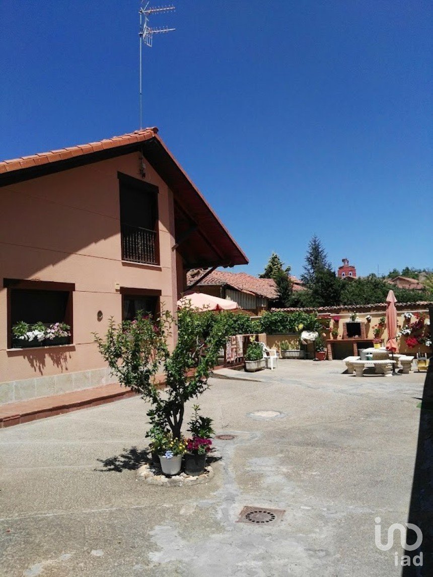 Casa 4 habitacions de 325 m² a Aldea de La Valdoncina (24391)