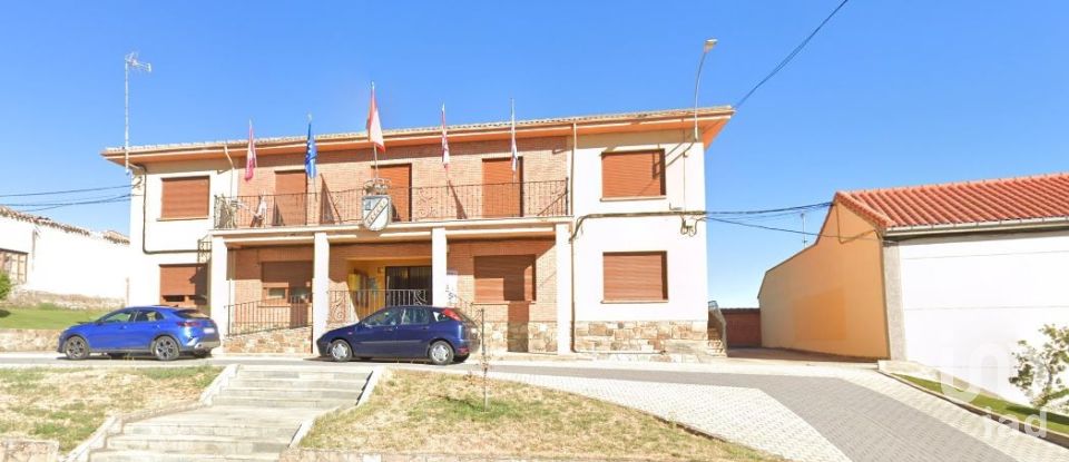 House 3 bedrooms of 637 m² in Riego de la Vega (24794)