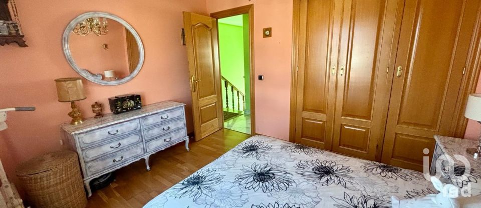 Lodge 4 bedrooms of 213 m² in Onzonilla (24231)