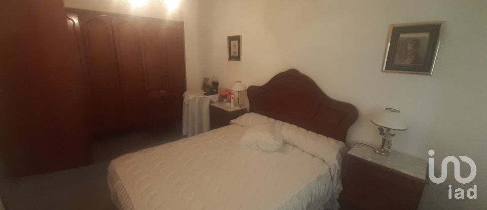 House 4 bedrooms of 245 m² in San Martin de Torres (24769)