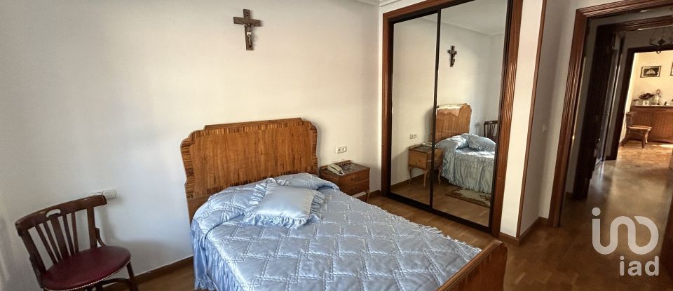 Piso 3 habitaciones de 130 m² en León (24007)
