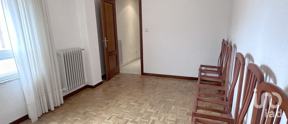 Pis 3 habitacions de 101 m² a La Virgen del Camino (24198)