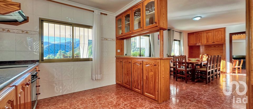 House 4 bedrooms of 539 m² in Forna (03786)