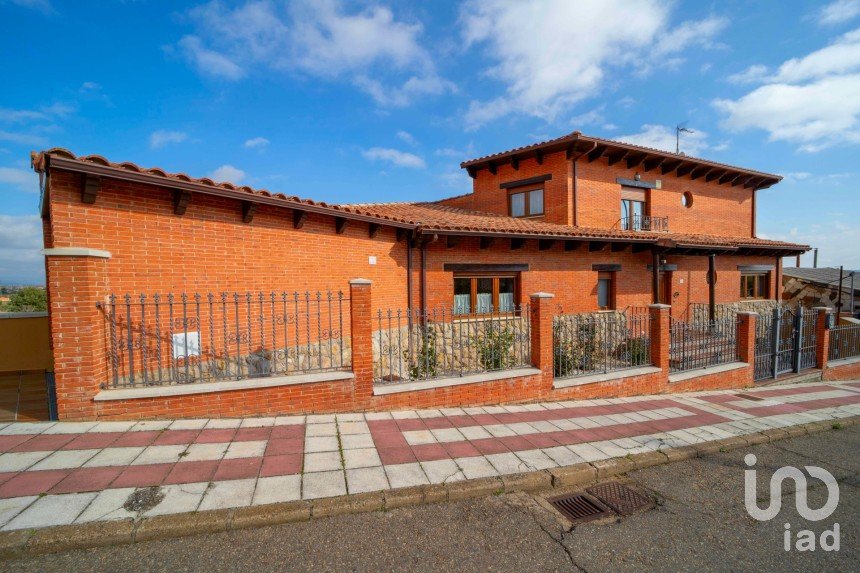 Maison 3 chambres de 274 m² à San Andrés del Rabanedo (24010)