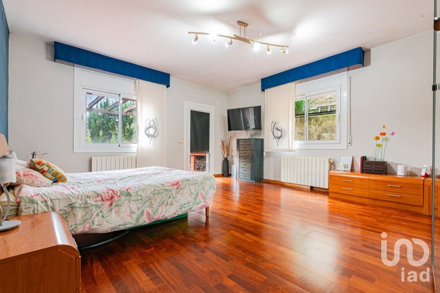 House 5 bedrooms of 200 m² in Vallirana (08759)