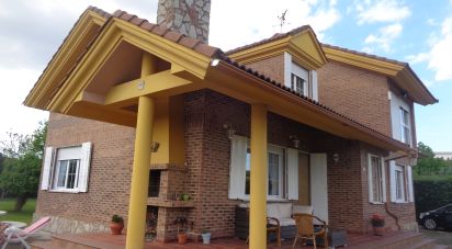 Apartment in house 6 bedrooms of 220 m² in Villaverde de Abajo (24890)