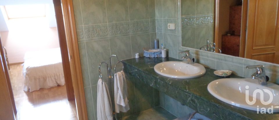 Apartment in house  6 bedrooms of 220 m² in Villaverde de Abajo (24890)