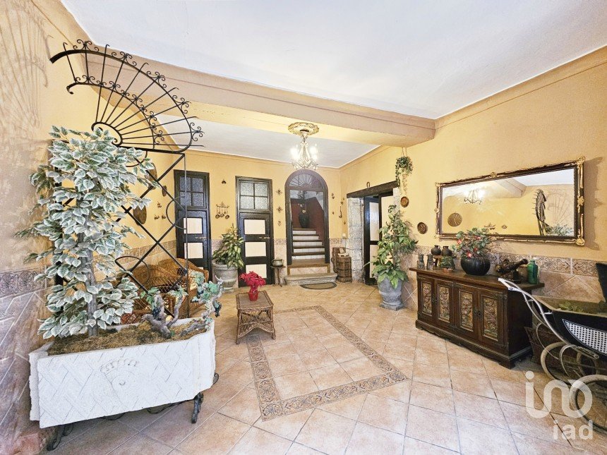 Maison de village 6 chambres de 520 m² à Montblanc (43400)