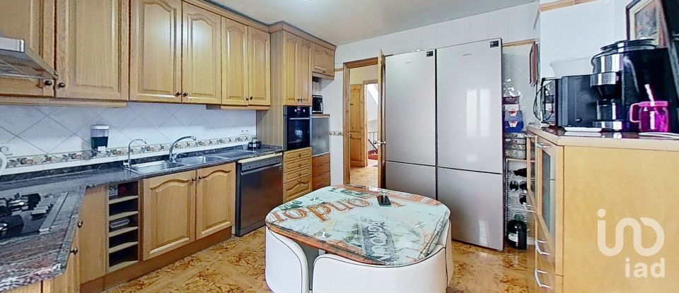 Maison de village 6 chambres de 520 m² à Montblanc (43400)