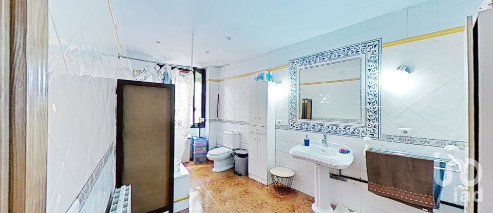 Maison de village 6 chambres de 520 m² à Montblanc (43400)