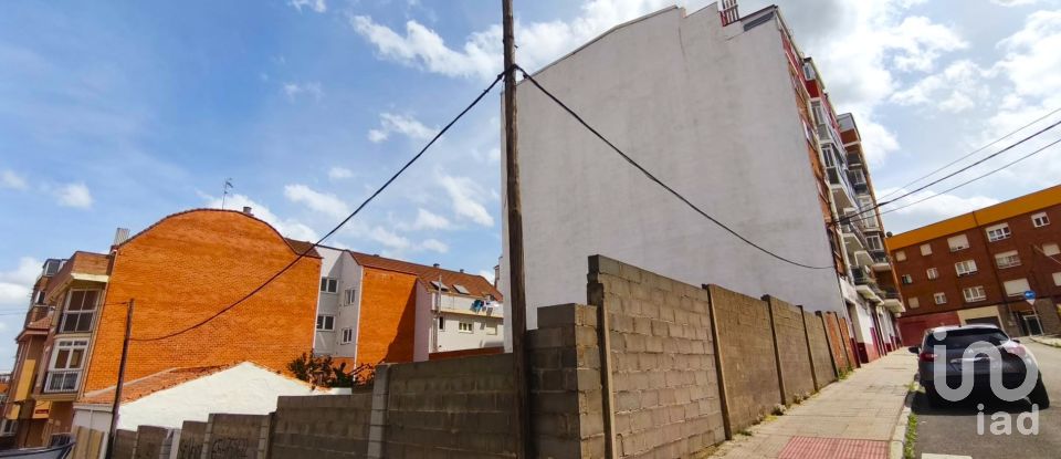 Terreno de 400 m² en León (24008)