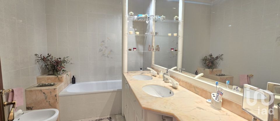 Casa 5 habitacions de 195 m² a Sabadell (08202)