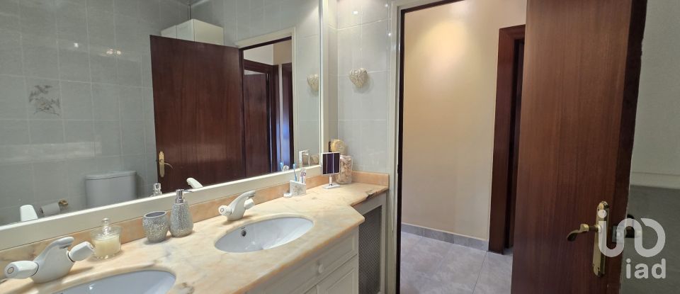 Casa 5 habitacions de 195 m² a Sabadell (08202)