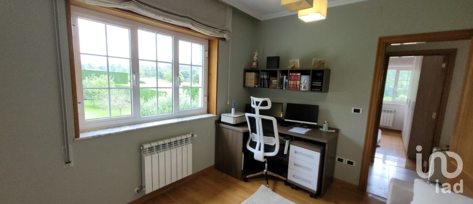 Casa 4 habitaciones de 268 m² en Viloalle (27747)