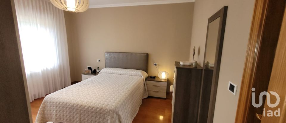 Casa 4 habitaciones de 268 m² en Viloalle (27747)