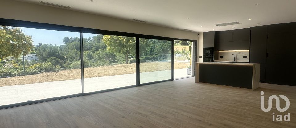 Maison 4 chambres de 198 m² à Sant Esteve Sesrovires (08635)