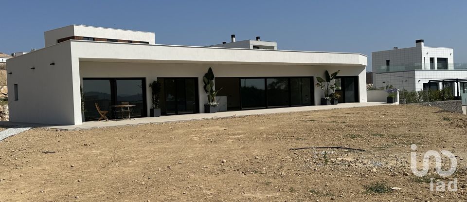 Maison 4 chambres de 198 m² à Sant Esteve Sesrovires (08635)