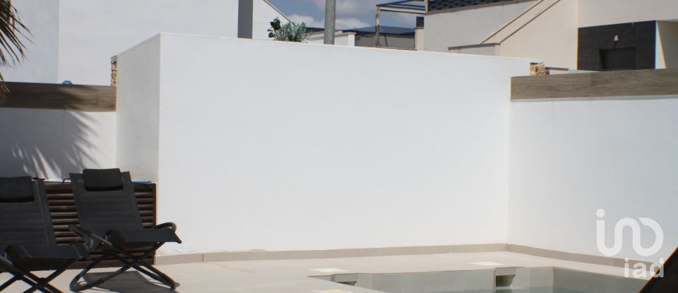 Casa 3 habitacions de 154 m² a Benijófar (03178)