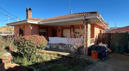 House 5 bedrooms of 250 m² in Cuadros (24620)