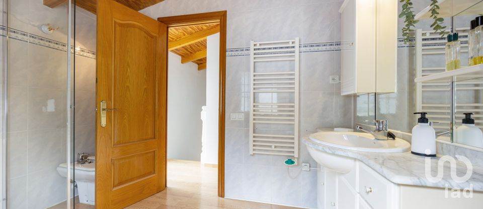 Appartement en maison 4 chambres de 335 m² à Palau-Solita I Plegamans (08184)