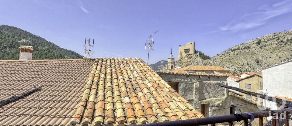 Casa de pueblo 4 habitaciones de 230 m² en Alcalá de la Selva (44432)