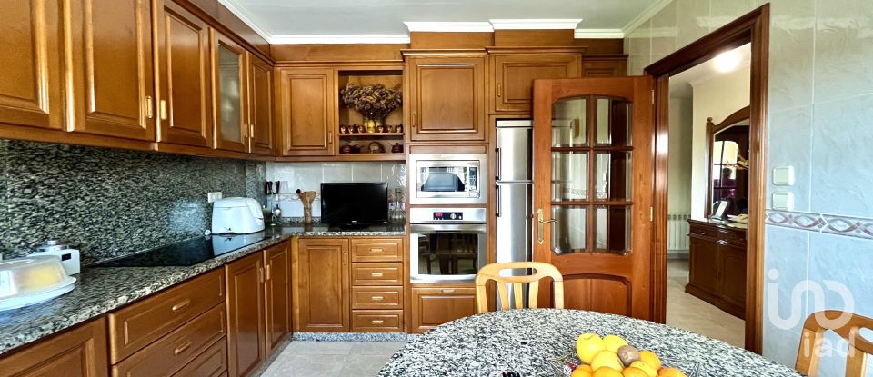 House 5 bedrooms of 243 m² in Coirós (15316)