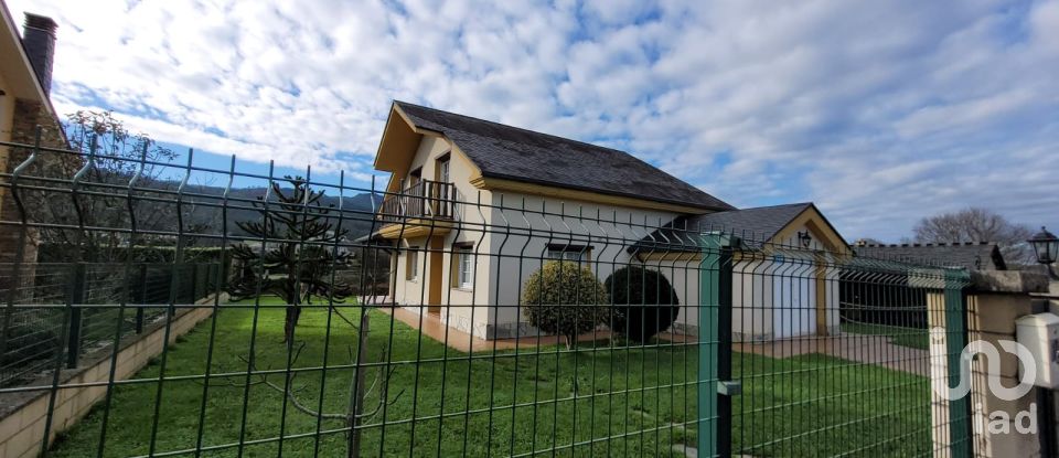 House 4 bedrooms of 223 m² in A Devesa (27796)