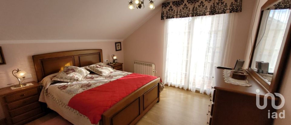 House 4 bedrooms of 223 m² in A Devesa (27796)