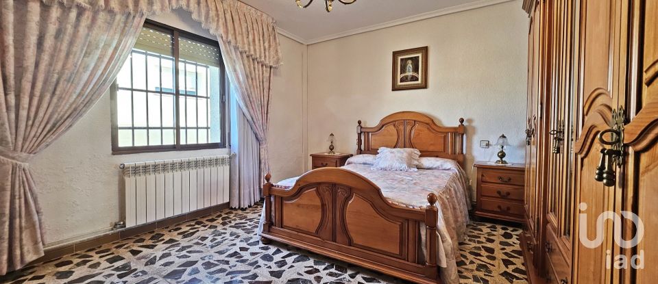 Casa rural 5 habitaciones de 266 m² en Aviles (30812)