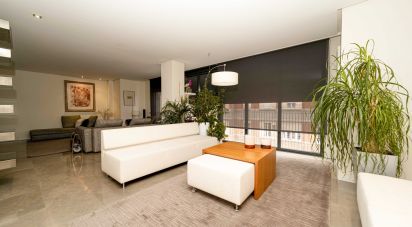 Triplex 5 bedrooms of 463 m² in León (24004)