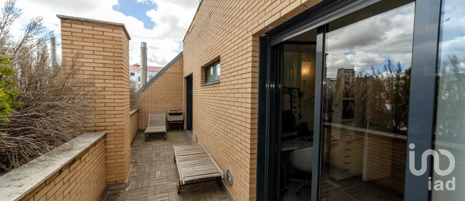 Triplex 5 bedrooms of 463 m² in León (24004)