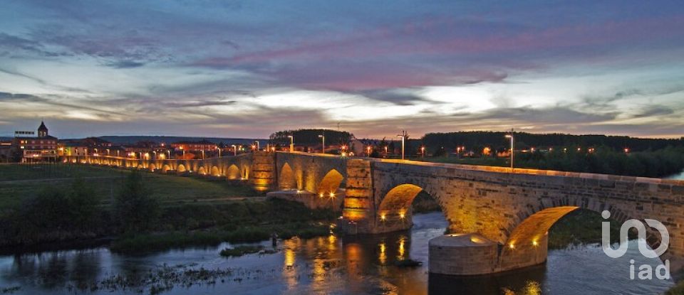 Casa de pueblo 11 habitaciones de 290 m² en Hospital de Órbigo (24286)