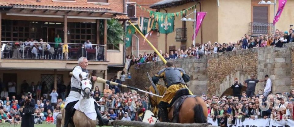 Casa de pueblo 11 habitaciones de 290 m² en Hospital de Órbigo (24286)