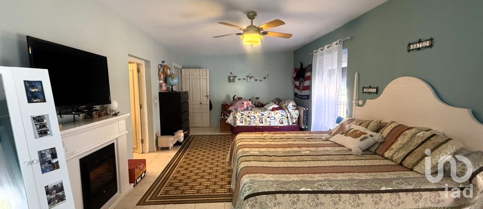 Casa de pueblo 3 habitaciones de 323 m² en Los Santos de la Humosa (28817)