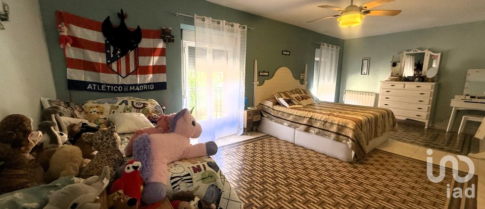 Casa de pueblo 3 habitaciones de 323 m² en Los Santos de la Humosa (28817)