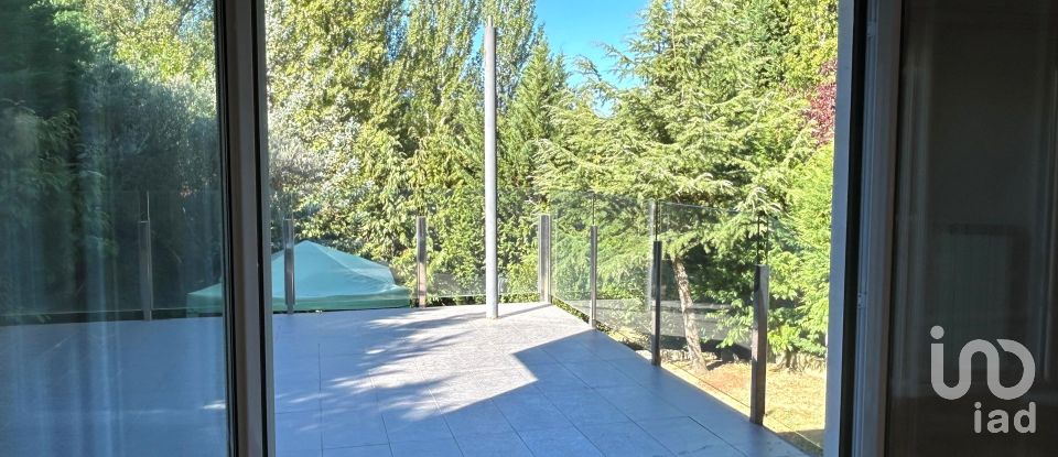 Vivienda unifamiliar  4 habitaciones de 250 m² en Carbajal de La Legua (24196)