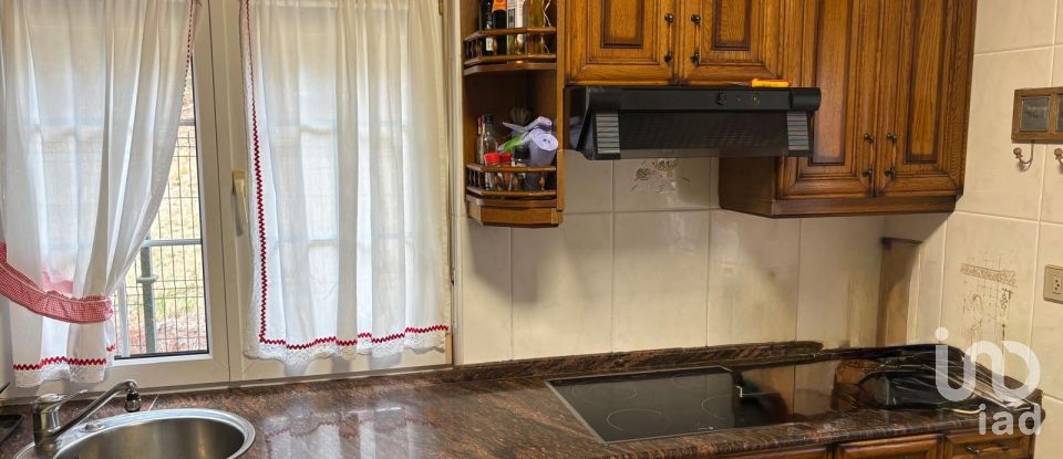 Casa 4 habitacions de 200 m² a Lloreda (33418)