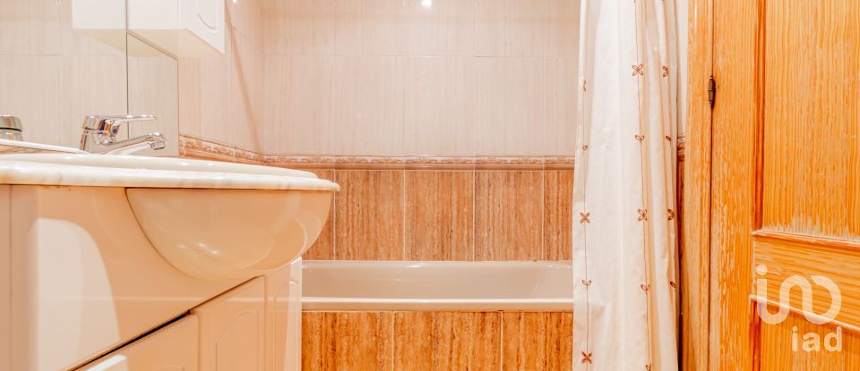 Pis 3 habitacions de 81 m² a Madrid (28026)