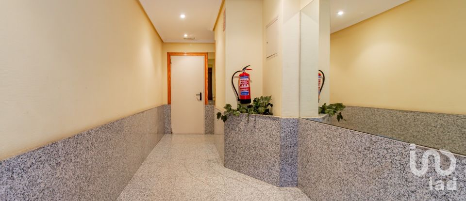 Pis 3 habitacions de 81 m² a Madrid (28026)
