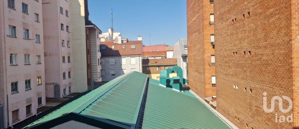 Pis 3 habitacions de 100 m² a León (24005)