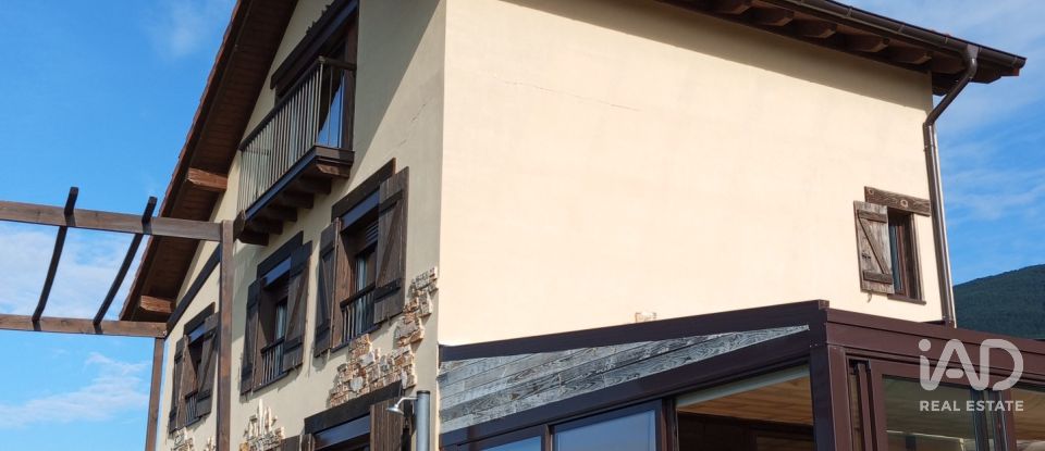 Cottage 5 bedrooms of 176 m² in Jaca (22700)