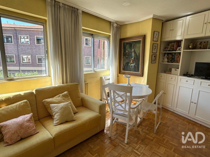 Pis 3 habitacions de 100 m² a León (24004)